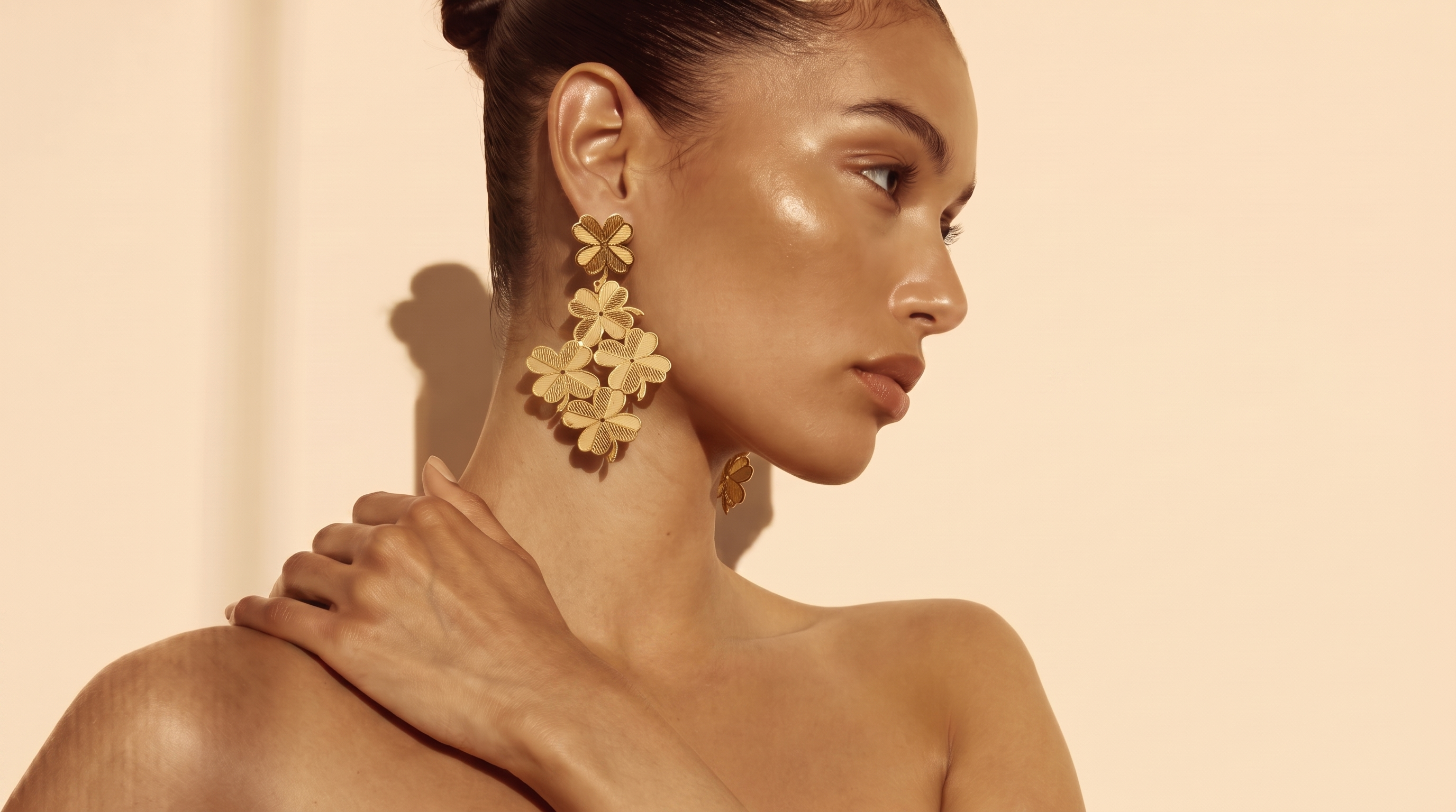 Modelo con aretes trébol FULGORA, joyería hecha a mano en Cuenca